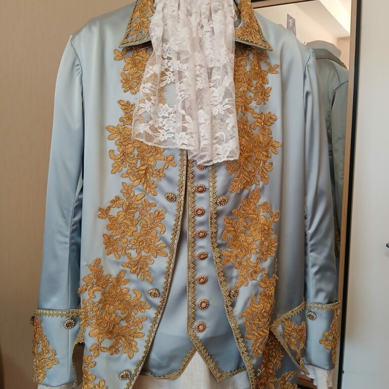 Venise-CostumeSatinbleuOr (2) veste 18ème siècle